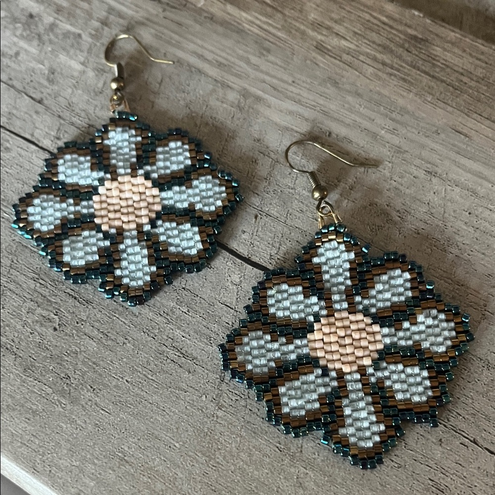 Beaded Floral Earrings in Blue and Cream sparkle